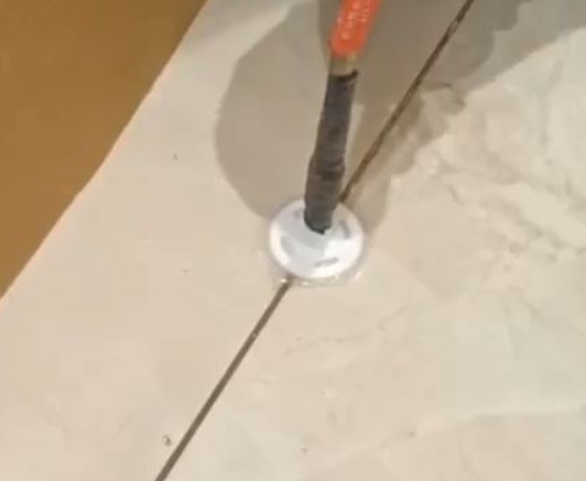 聂荣瓷砖空鼓维修公司专业解答瓷砖在铺贴过程中，如果没有涂抹均匀到位的粘结材料（如水泥砂浆或瓷砖胶），可能会导致以下问题