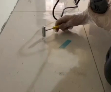 聂荣瓷砖开裂维修公司专业分享瓷砖在铺贴前如果没有沥干水分，将会导致以下问题