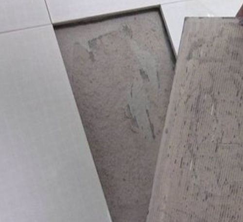 聂荣瓷砖空鼓维修公司分享瓷砖铺贴时如果打浆（即涂抹在瓷砖背面和基层上的砂浆或瓷砖胶）过少，会带来以下问题